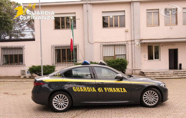 Lavoratori in nero in una officina e in un negozio di parrucchieri, maxi sanzioni e sospensione dell'attività