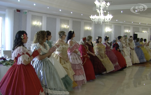 Adriana Monaco incanta con i suoi costumi: successo per il Gran Galà