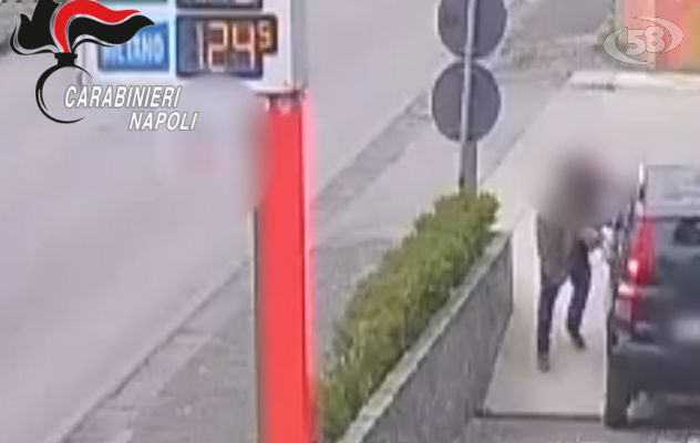 “Fermati, voglio solo parlare”. Terrore per una donna al distributore di benzina. Il suo ex si aggrappa all'auto e colpisce vetri e portiera. Aveva un coltello: arrestato