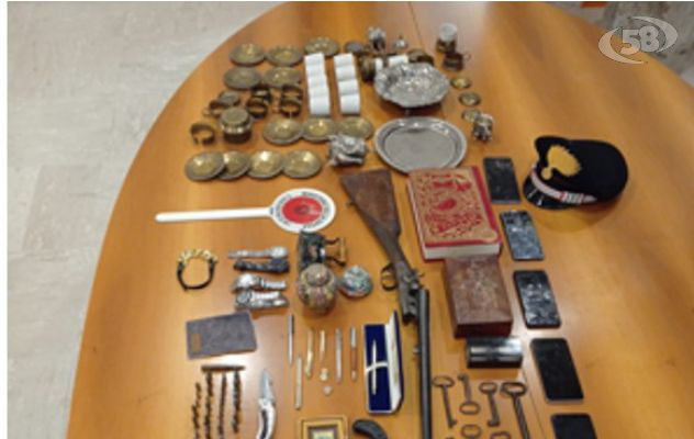 Incendia un appartamento, scatta la perquisizione in casa e i Carabinieri trovano pistola, fucili e 45 cartucce. Arrestato