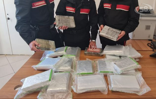 Viaggia con 23 chili di cocaina purissima, ma resta imbottigliata nel traffico. Donna 40enne perquisita e arrestata dai Carabinieri