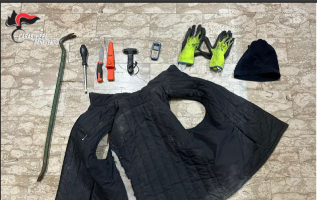 Ragazzo beccato con arnesi atti allo scasso, scovato dai Carabinieri finisce nei guai