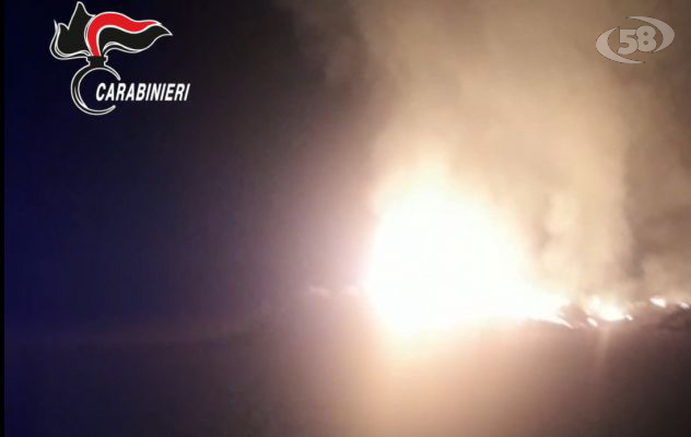 Quintali di rifiuti in fiamme scovati da una moderna apparecchiatura dei Carabinieri. 57enne in manette/VIDEO
