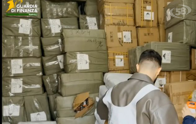 Oltre 30mila profumi e 100mila articoli contraffatti, blitz della Finanza di Napoli/IL VIDEO