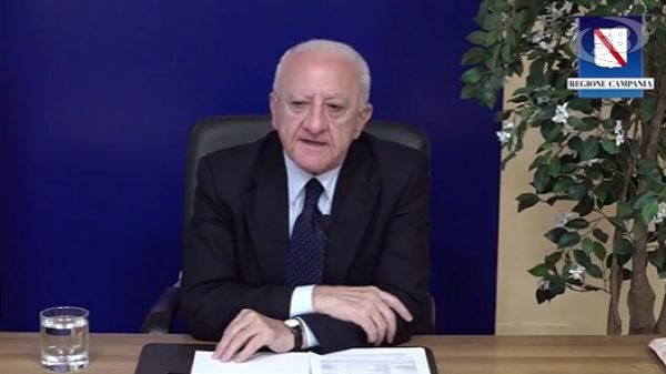 Regionali, De Luca ironizza: "Ora sono un monaco rimasto col suo saio". Poi messaggi forti e chiari/VIDEO