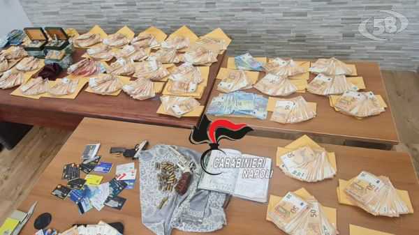 Incredibile scoperta in una casa: 205mila euro in contanti, pistole, carte di credito e orologi di lusso. Il blitz notturno dei Carabinieri: nei guai anche un’anziana
