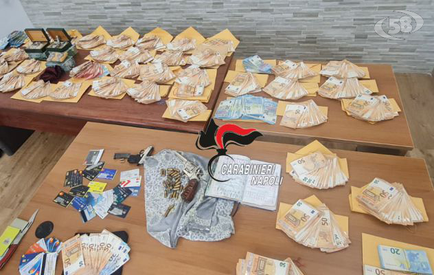 Incredibile scoperta in una casa: 205mila euro in contanti, pistole, carte di credito e orologi di lusso. Il blitz notturno dei Carabinieri: nei guai anche un’anziana
