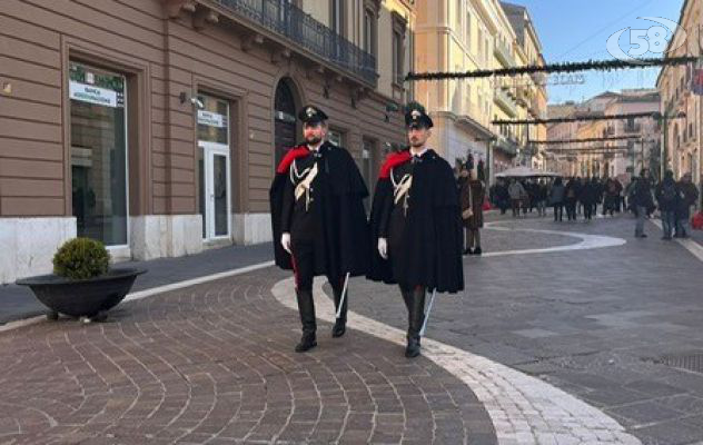 Carabinieri anche in uniforme di rappresentanza, rafforzati i presidi di controllo 