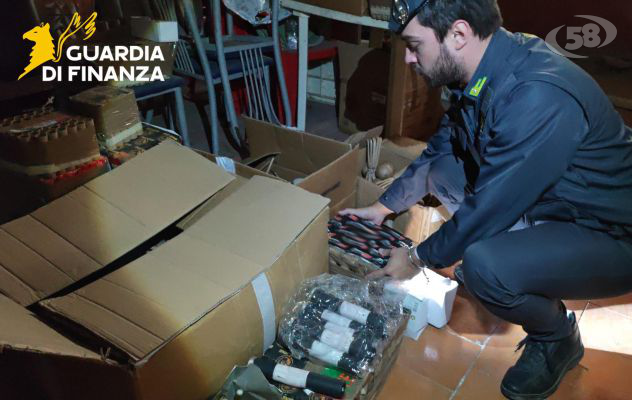Fuochi d’artificio altamente pericolosi e illegali, la Finanza sequestra oltre 300mila tonnellate. Arrestato un giovane 