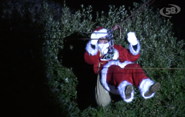 “Babbo Natale che scende dal cielo” nella Villa Comunale di Ariano