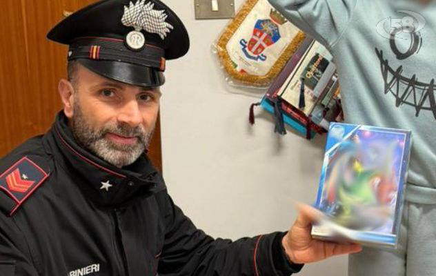 La bellissima storia, un bambino che non ha più la mamma, vende i suoi disegni per comprare il regalo alla sorellina. I Carabinieri esaudiscono il suo desiderio