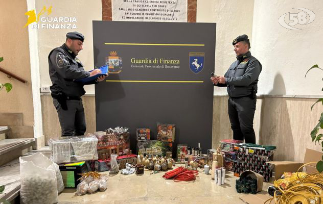 Fuochi d'artificio illegali e pericolosi, oltre 60 chili sequestrati dalla Finanza di Benevento: due nei guai