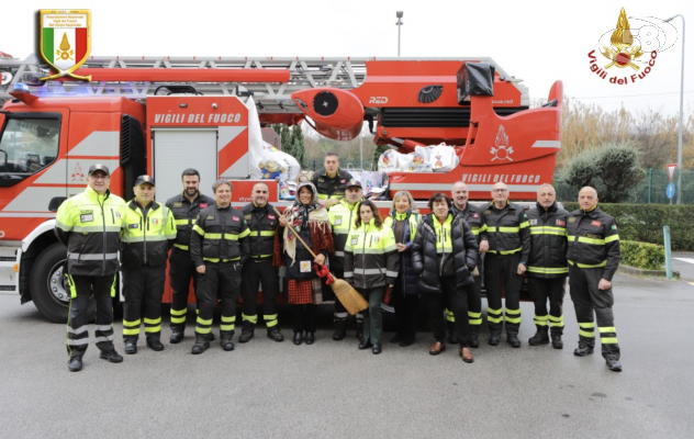 Befana in pediatria, la solidarietà di Unicef e Vigili del Fuoco