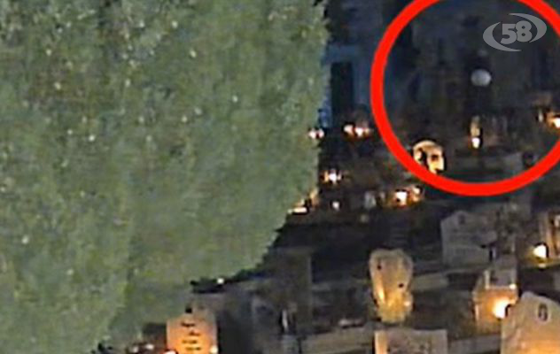 Ruba di notte nel cimitero. Il furto ripreso dalle telecamere. Ecco le immagini/VIDEO