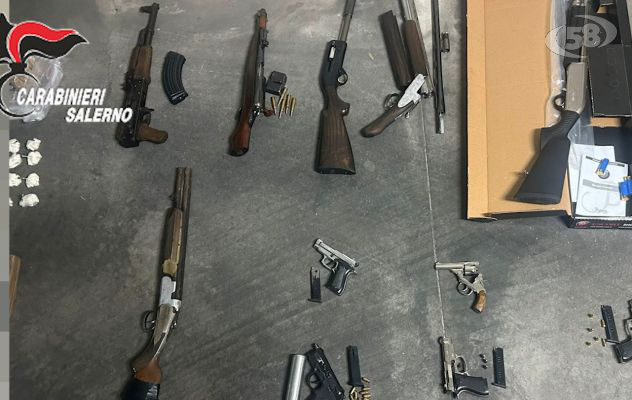 Fucili, pistole, munizione, ordigni esplosivi, denaro e droga: anche due donne arrestate dai Carabinieri/VIDEO