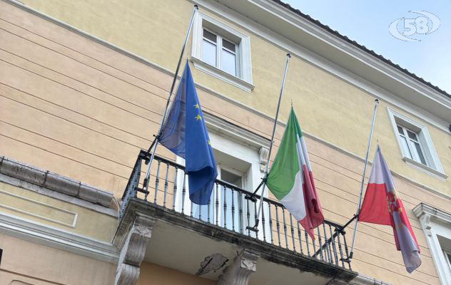 Giorno della Memoria, bandiere a mezz'asta al Comune, "Contrasto intransigente a rimontanti conati di autoritarismo e antisemitismo"