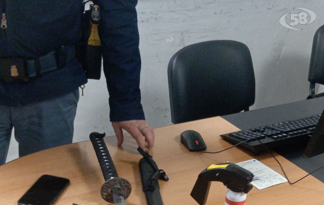 Trovati in auto con coltelli, machete, spray al peperoncino: beccato anche un 20enne residente in Irpinia