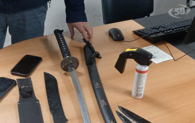 Trovati in auto con coltelli, machete, spray al peperoncino: beccato anche un 20enne residente in Irpinia