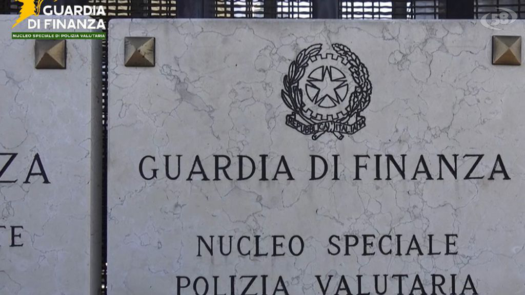 Truffe tramite sms, email e telefono: svuotavano i conti correnti delle ignare vittime. Maxi operazione di Finanza e Dda di Napoli/VIDEO