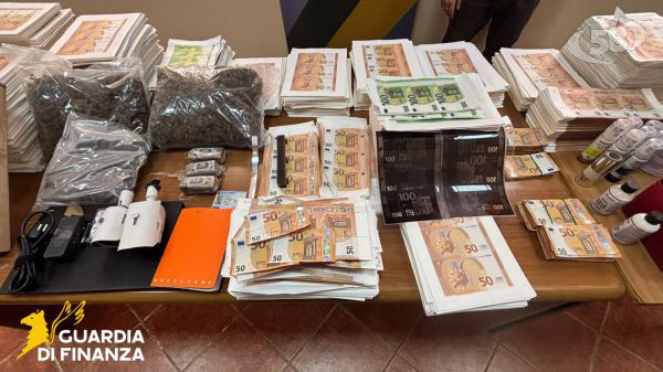 Fabbricava soldi falsi, sequestrati dalla Finanza oltre 2milioni di euro nella stamperia clandestina/VIDEO