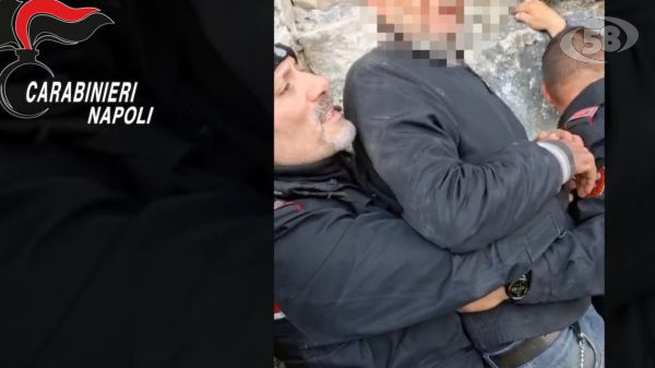 Sospeso nel burrone, a centinaia di metri dalla strada. 48enne salvato dai Carabinieri. Nel video la sequenza del salvataggio