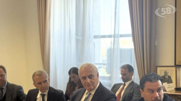 Crisi Stretto di Hormuz, Caputo convoca il tavolo alla Farnesina per tutelare l'export e il made in Italy