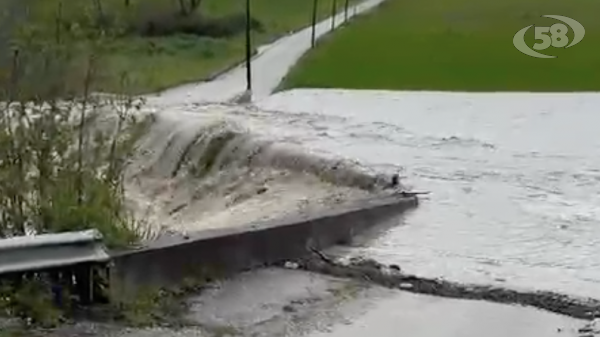 Esonda il torrente Fiumarella, disagi alla viabilità