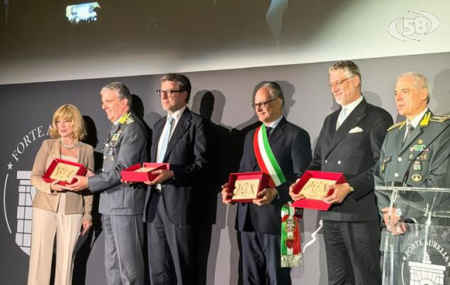 Inaugurato “Forte Aurelia”. Cerimonia solenne con il generale della Guardia di Finanza De Gennaro, i ministri Giorgetti e Giuli/VIDEO