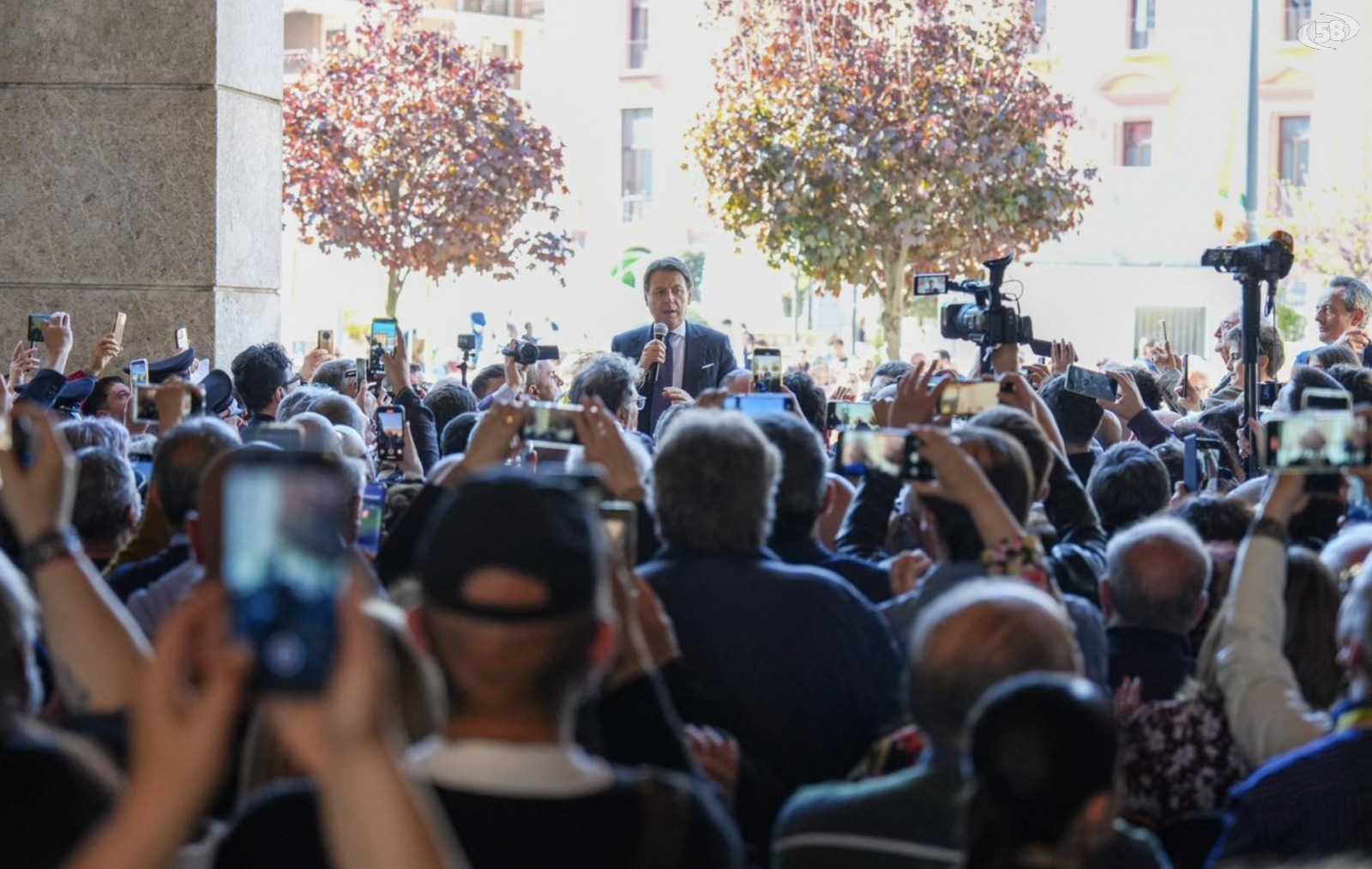 Bagno di folla per Conte: "Ad Avellino progetto serio e credibile"