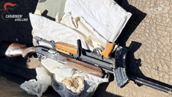 Kalashnikov, fucile e munizioni in un casolare abbandonato