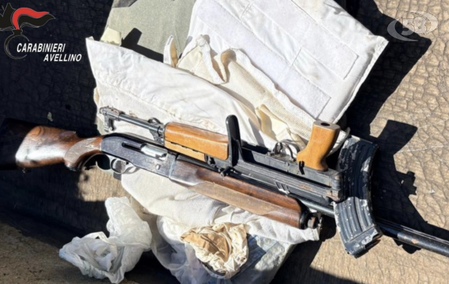 Kalashnikov, fucile e munizioni in un casolare abbandonato