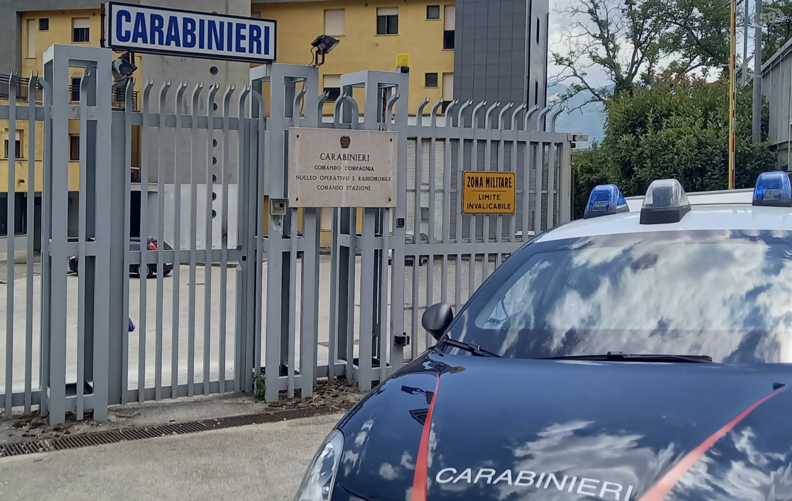 Durante la processione molesta una bambina “dispensatrice”, si denuda e aggredisce i Carabinieri: arrestato 56enne