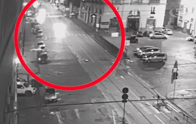 Spara contro il portone della Caserma dei Carabinieri. Le telecamere immortalano la scena. Arrestato/VIDEO