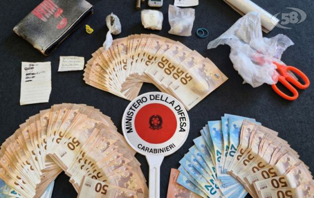 Blitz antidroga, giovane nasconde cocaina nell'armadio. Trovati anche 7mila euro in contante. Arrestato 23enne