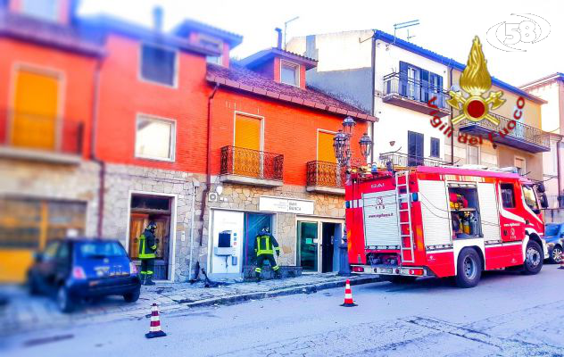 Esplosione presso un istituto bancario, s'indaga