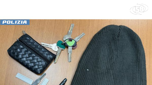Entrano in un condominio, la Polizia li osserva e li blocca: beccati con arnesi atto allo scasso