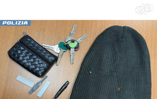 Entrano in un condominio, la Polizia li osserva e li blocca: beccati con arnesi atto allo scasso