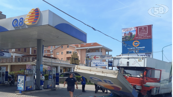Ariano, finisce fuori strada e abbatte un'insegna e un palo della luce