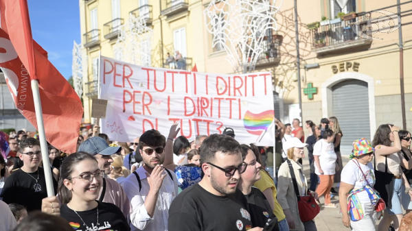 Irpinia Pride, centinaia al corteo: "Mai chiedere il permesso di esistere"