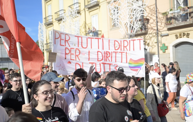 Irpinia Pride, centinaia al corteo: "Mai chiedere il permesso di esistere"
