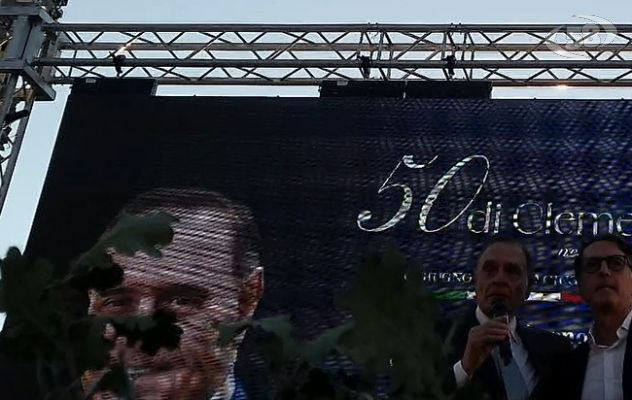 La storia siamo noi, bagno di folla per celebrare i 50 anni impegno politico di Mastella. Il ministro Piantedosi; “Ho l’onore di essere suo amico ne conosco i tratti di umanità”