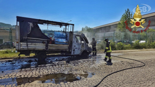 Pianodardine, furgone in fiamme: disagi al traffico