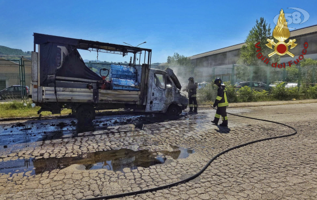 Pianodardine, furgone in fiamme: disagi al traffico