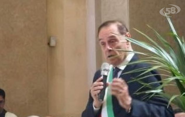 Celebrazione della Madonna delle Grazie, Mastella: "Sono malato, pregate per me". Si emoziona. I cittadini abbracciano il loro sindaco con un abbraccio fragoroso