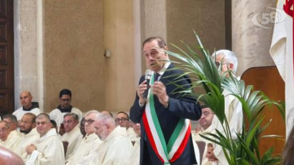 Celebrazione della Madonna delle Grazie, Mastella: "Sono malato, pregate per me". Si emoziona. I cittadini abbracciano il loro sindaco con un applauso fragoroso