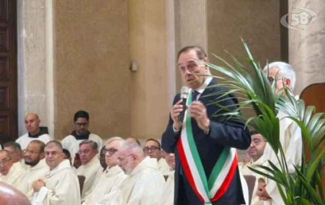 Celebrazione della Madonna delle Grazie, Mastella: "Sono malato, pregate per me". Si emoziona. I cittadini abbracciano il loro sindaco con un applauso fragoroso