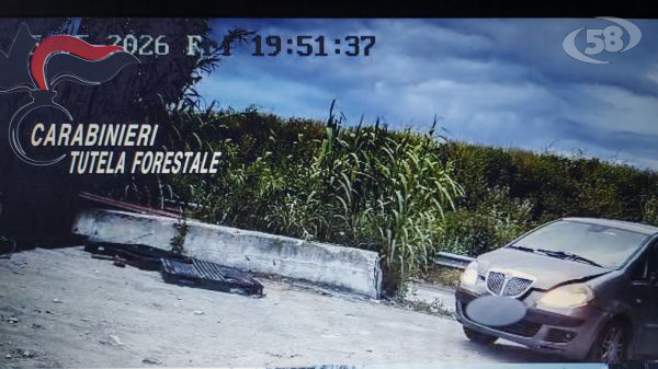 Gettavano rifiuti in strada. Il lancio anche dalle auto. Incastrati da telecamere piazzate dai Carabinieri. Nei guai anche ragazzini/VIDEO