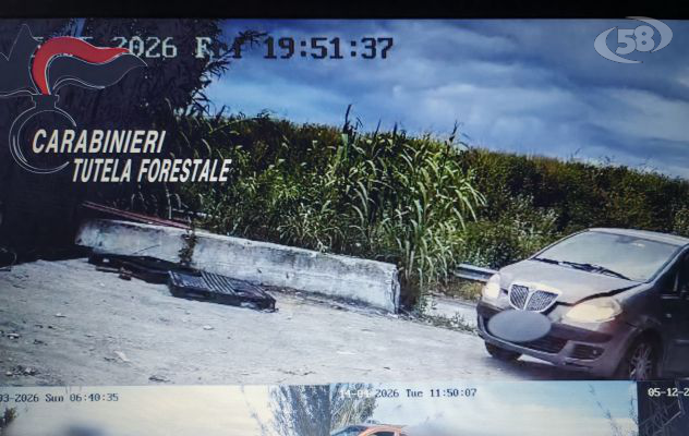 Gettavano rifiuti in strada. Il lancio anche dalle auto. Incastrati da telecamere piazzate dai Carabinieri. Nei guai anche ragazzini/VIDEO