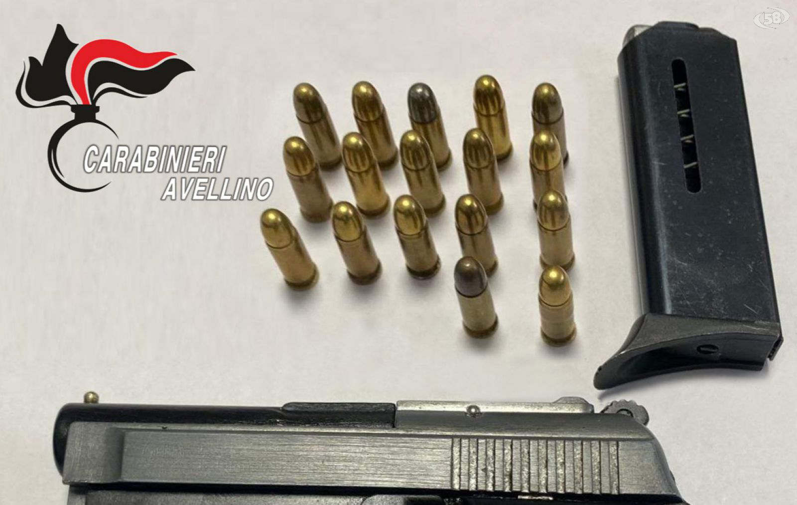 In casa con una pistola clandestina, munizioni nel puff: arrestata anche una 20enne 