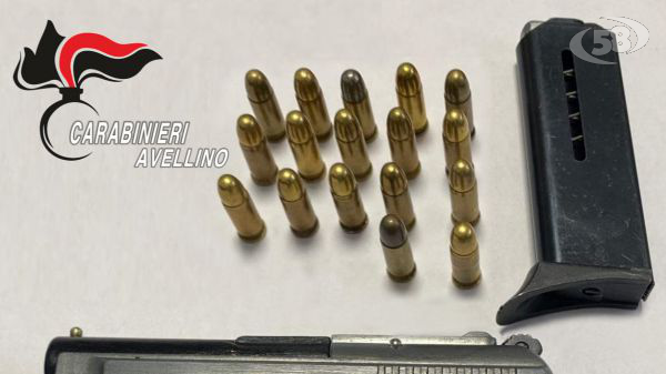 In casa con una pistola clandestina, munizioni nel puff: arrestata anche una 20enne 